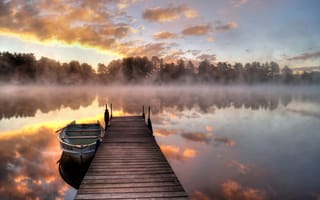 Обои озеро, лодка, мостик, утро, туман