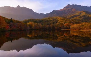 Картинка осень, лес, горы, небо, деревья, озеро, облака, пейзаж