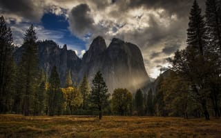 Картинка Yosemite National Park, трава, горы, осень, скалы, деревья, США, Сьерра-Невада, небо, вечер