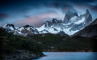 Картинка лес, небо, скалы, берег, пасмурно, снег, горы, облака