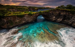 Картинка море, волны, отверстие, скалы, арка, тучи, растительность, дно