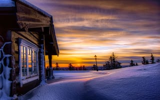 Картинка Норвегия, снег, закат, сугробы, природа, фонарь, деревья, облака, холмы, зима, небо, дом
