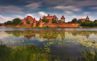 Обои река, Castle of the Teutonic Order, Замок Мариенбург, Мальборк, Польша, Poland, Malbork, Замок Мальборк, Река Ногат, Nogat River, Malbork Castle, замок