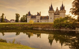 Картинка небо, замок, Chaumont Castle, дома, деревья, река, солнце, отражение, Франция, вода