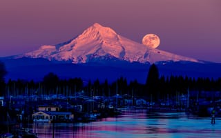 Картинка США, Маунт-Худ, стратовулкан, фиолетовое, гора, поселок, луна, небо, полнолуние, деревья, лес, ночь, озеро, штат Орегон