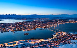 Обои Норвегия, пейзаж, вечер, снег, панорама, мост, дома, горы, улицы, tromso, зима, огни