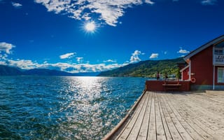 Картинка небо, солнце, птица, лучи, причал, берег, облака, горы