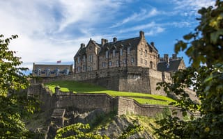 Картинка зелень, солнце, облака, Англия, возвышенность, стены, небо, Edinburgh Castle, замок, деревья