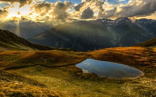 Картинка осень, лес, лучи, свет, солнце, горы, облака, небо