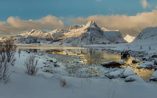 Картинка зима, небо, свет, горы, камни, снег, облака, берег