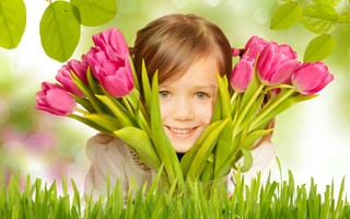 Картинка ребёнок, улыбка, букет, цветы, трава, девочка, листья, тюльпаны, ветки