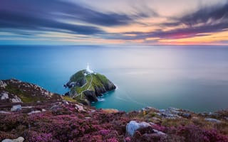 Картинка Уэльс, Ирландское море, маяк, скалистый остров Южный Стэк