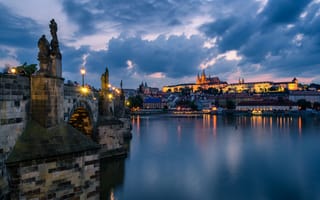 Картинка небо, река, Прага, огни, дома, фонари, мост, облака, Карлов Мост, вечер, Чехия