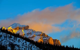 Картинка небо, закат, снег, деревья, склон, гора, скала, зима