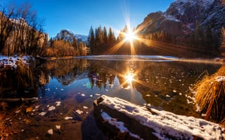 Картинка США, Национальный парк Йосемити, лучи солнца, снег, отражение, лес, Yosemite National Park, вода, Калифорния, горы
