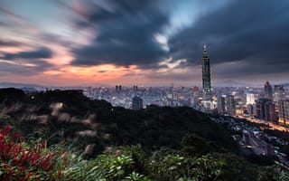 Картинка небо, здания, ночь, растительность, тучи, панорама, дымка, город, небоскребы, вид, горы, холмы, вечер, мегаполис, Тайвань, башня, Тайбэй, горизонт
