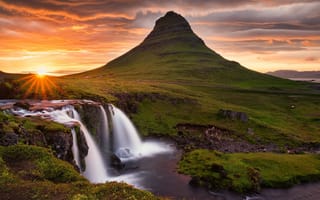 Картинка Исландия, вулкан, солнце, Kirkjufell, гора, небо, скалы, водопад, облака