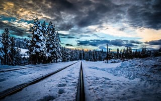 Картинка зима, железная дорога, лес, рельсы, тучи, деревья, закат, снег