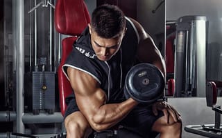 Картинка поза, спорт, шорты, кресло, мужчина, железо, сидит, футболка