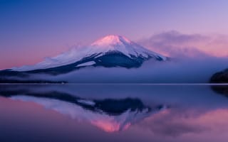 Картинка Япония, Фудзи, Хонсю, остров, вечер, сиреневое, небо, озеро, туман, гора, Фудзияма, отражение, облака