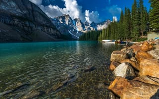 Картинка Канада, Banff National Park, причал, скалы, горы, Canada, дом, ледник, берег, лес, лодки, камни, деревья, Банф, озеро