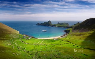 Картинка Village Bay, остров Hirta, корабль, небо, море, бухта, долина, Шотландия, горы