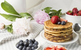 Обои цветы, блины, breakfast, ягоды, pancakes, пионы, завтрак, strawberry, berries, клубника, черника, blueberry