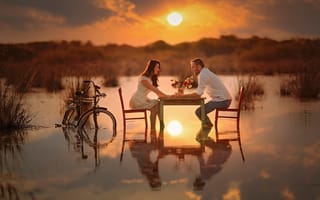 Картинка влюблённые, беседа, вода, романтика, велосипед, пара, солнце, стол