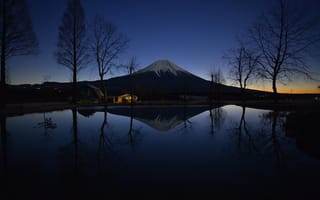 Картинка Япония, дом, гора Фудзияма, вечер, деревья, озеро, огни