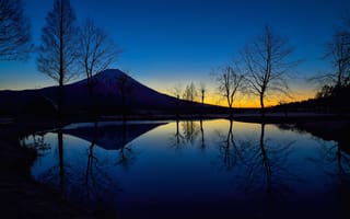 Картинка Япония, небо, силуэт, деревья, озеро, гора Фудзияма, вечер, зарево