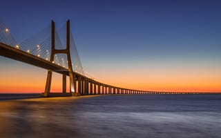 Картинка Португалия, небо, синее, фонари, Васко да Гама, вечер, мост, оранжевый, закат, река, Лиссабон, Тежу, освещение, Тахо