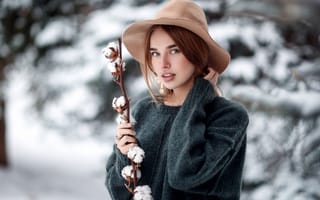 Обои зима, снег, Девушка, взгляд, свитер, Сергей Сорокин, Люба Иванова, шляпа, ветка