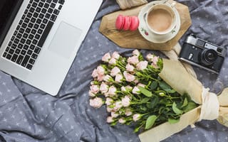 Картинка цветы, flowers, pink, букет, чашка кофе, розы, romantic, ноутбук, макаруны, macaron, laptop, roses, beautiful, розовые, coffee cup