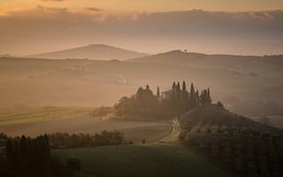 Картинка дорога, поле, горы, деревья, небо, туман, облака, природа