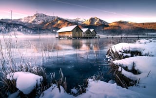 Картинка зима, лодочные домики, озеро, отражение, горы, лес, природа