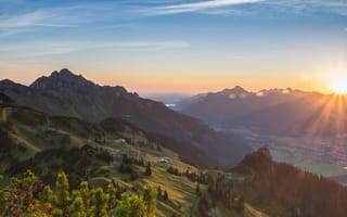 Картинка лес, солнце, горы, лучи, облака, свет, туман, синева