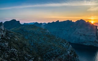 Картинка небо, солнце, закат, горы, облака, лучи, свет, пейзаж