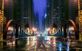 Картинка Chicago, лужи, город, Иллинойс, отражения, USA, Чикаго, небоскребы, дорога, мост, вечер, здания, огни, улица, ночь, Illinois, вода