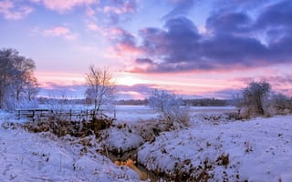 Картинка поле, деревня, речка, рассвет, мост, снег, зима, утро, деревья