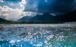 Картинка волны, лес, вода, облака, горы, свет, небо, лучи