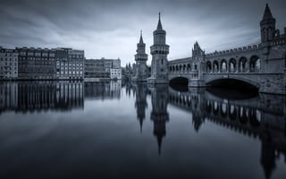 Картинка мост, река, отражение, башни, город, здания, арки, Берлин, монохром, Германия