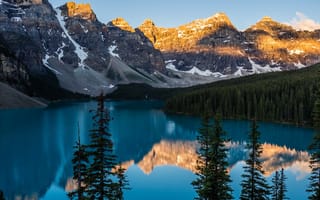 Картинка лес, небо, горы, свет, пейзаж, облака, снег, синий