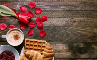 Картинка цветы, love, красные, red, petals, круассаны, valentine's day, лепестки, breakfast, croissant, flowers, подарок, завтрак, tulips, coffee cup, romantic