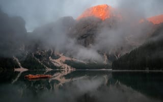 Картинка лес, горы, лодка, скалы, туман, отражение, берег, вершины