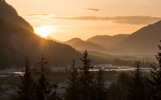 Картинка лес, облака, лучи, река, горы, туман, свет, природа