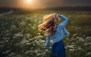 Картинка девочка, солнце, поле