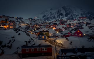 Картинка Гренландия, Сисимиут, ночь, горы, серые облака, снег, Sisimiut, дома, улица, буря, огни, туман