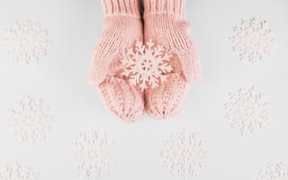 Картинка зима, hands, pink, снежинки, снег, варежки, snowflakes, winter, snow