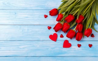 Обои любовь, сердечки, красные, букет, romantic, hearts, wood, valentine's day, tulips, love, flowers, тюльпаны, red