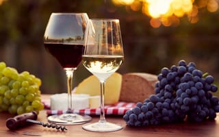 Картинка солнце, блики, стол, вино, бокал, хлеб, сыр